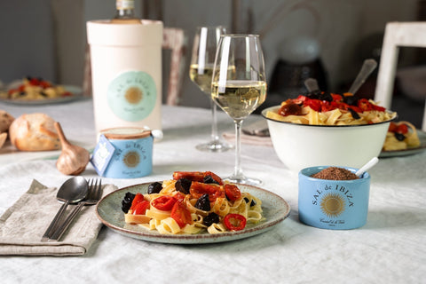 Pasta mit Tomaten-Oliven-Gemüse und SAL de IBIZA "Mar Blau"